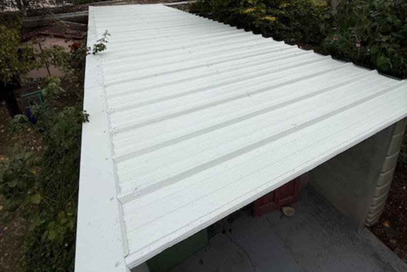 Couverture en tôle bac acier blanche pour Abri à Castanet Tolosan