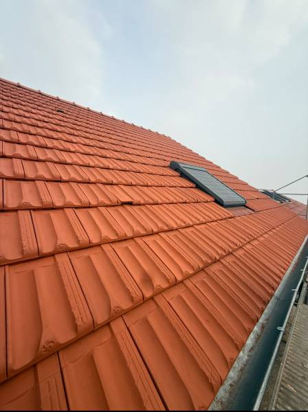 Réfection complète de toiture en tuiles plates de Marseille avec écran sous-toiture et zinguerie à Bretx