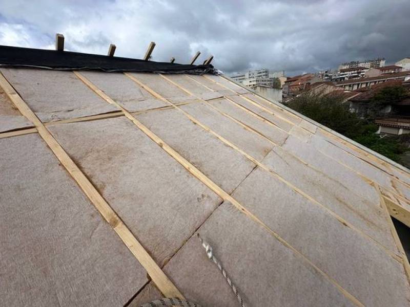 Amélioration du confort thermique à Toulouse : isolation des rampants par l’extérieur et pose de tuiles Terreal DC12 dans le quartier de Côte Pavée